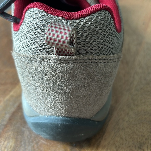 Women’s Columbia hiking shoes, sized 8.5; worn one time - Picture 4 of 7
